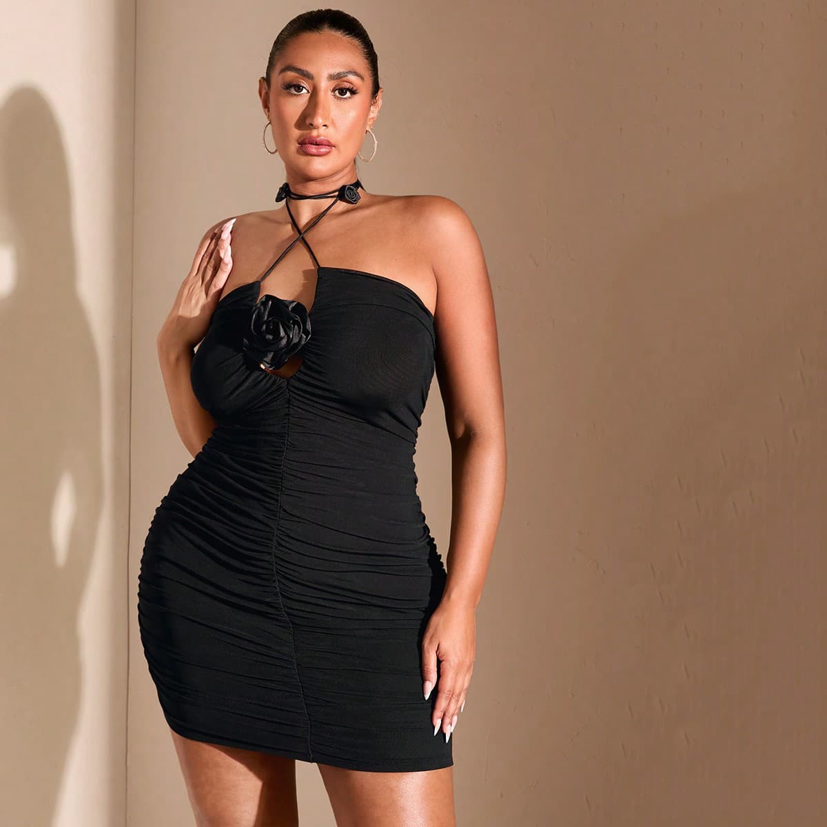 Robe à fleurs 3D noire romantique de grande taille pour une escapade romantique. Robe moulante en maille mini ou maxi avec lacets croisés sexy et